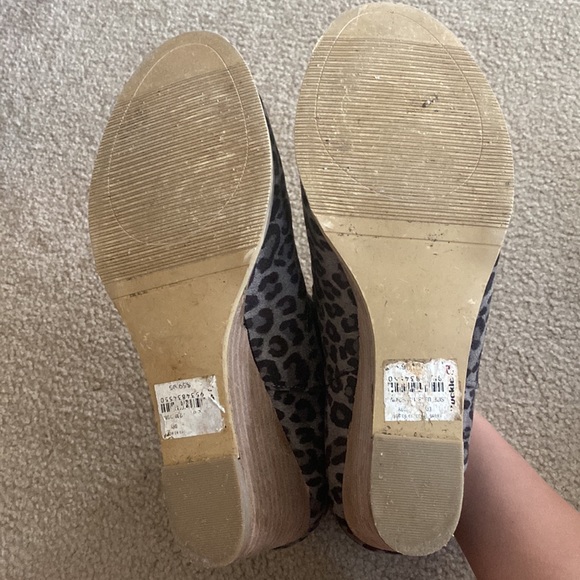 Buckle brand Cheetah print Gray wedges - Picture 2 of 3